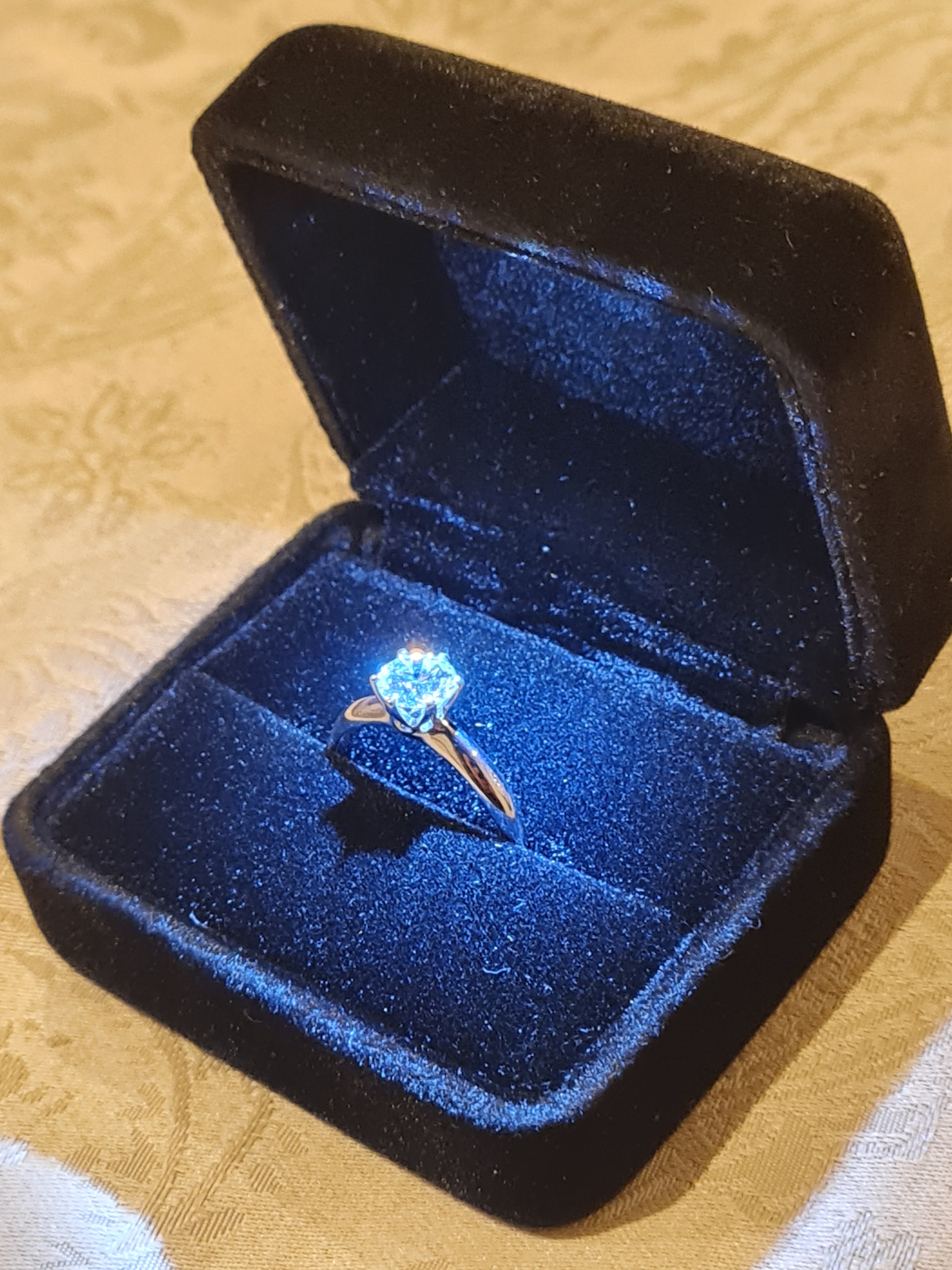 Beautiful 3.00 Carat, Lab Grown Diamond VVS1, Excellent Quality, colour Grade D, Round brilliant shape, cut grade: Ideal Cut, set in a sterling silver ring 925, with IGI certificate.