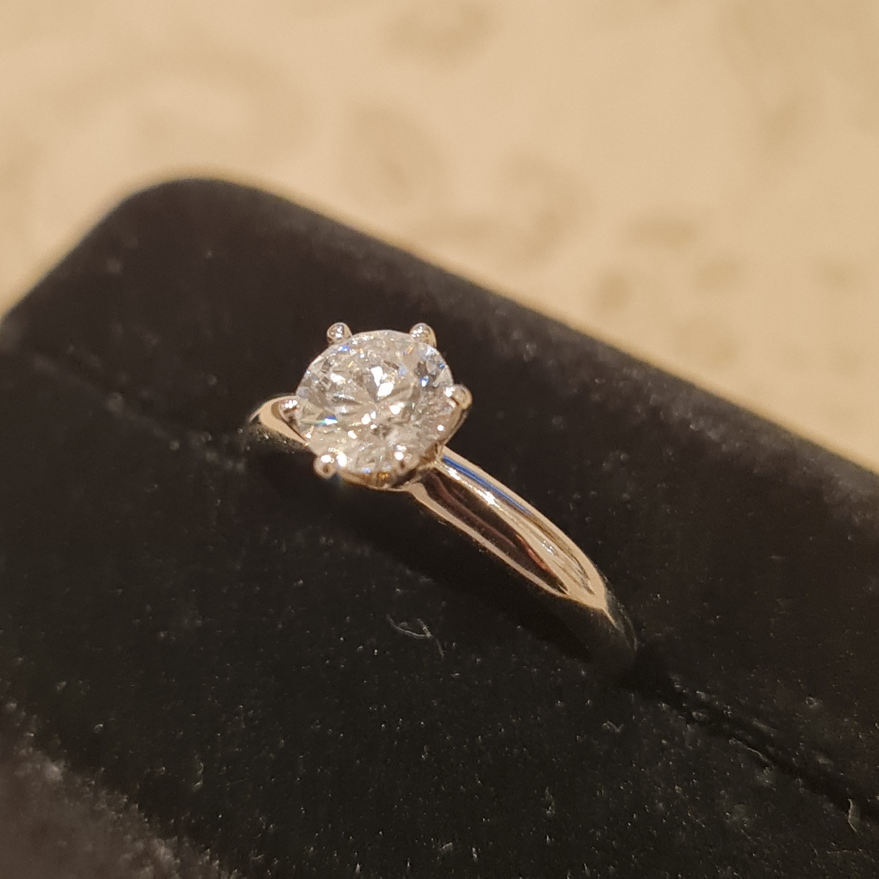 Beautiful 3.00 Carat, Lab Grown Diamond VVS1, Excellent Quality, colour Grade D, Round brilliant shape, cut grade: Ideal Cut, set in a sterling silver ring 925, with IGI certificate.