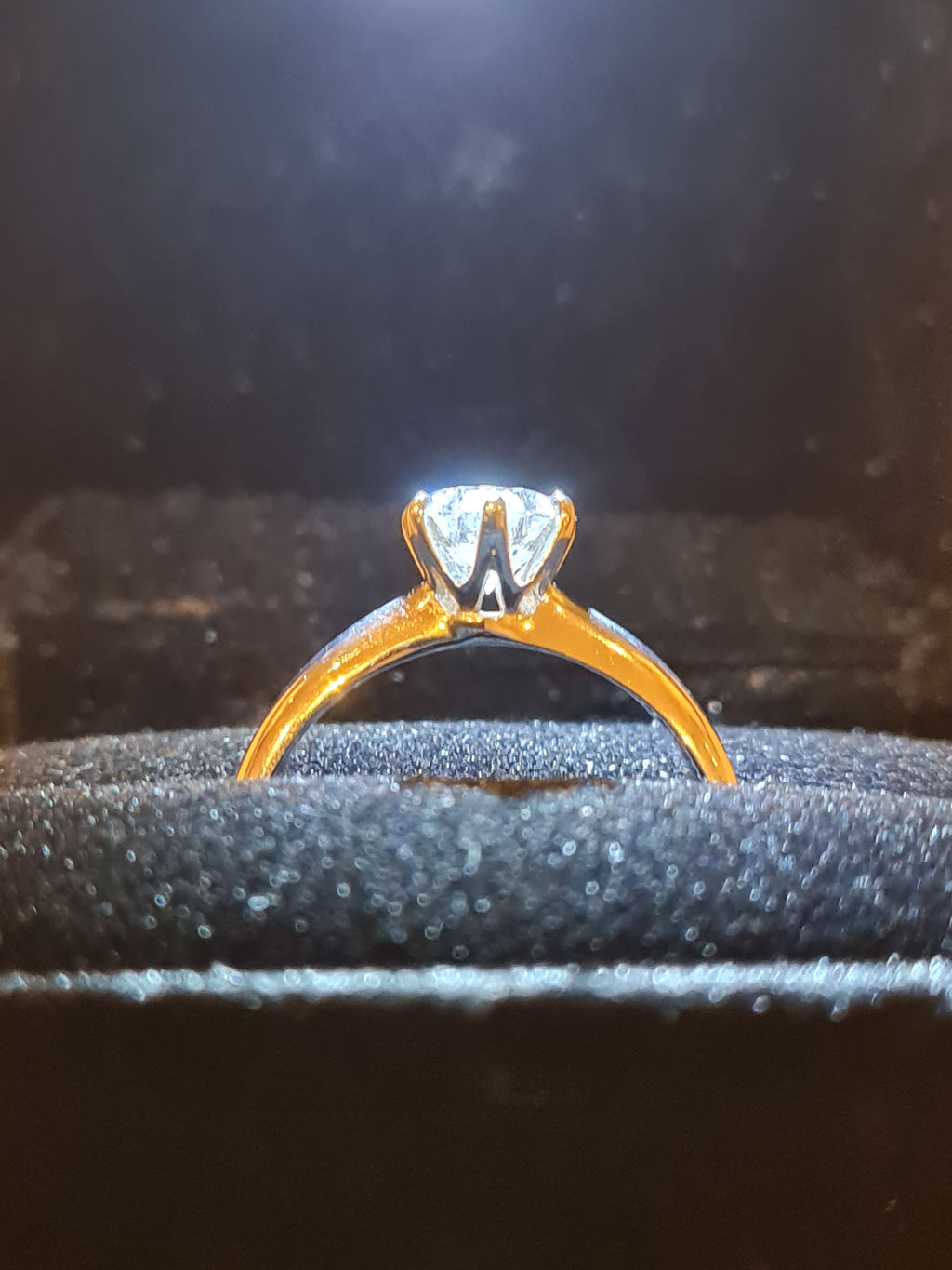 Beautiful 3.00 Carat, Lab Grown Diamond VVS1, Excellent Quality, colour Grade D, Round brilliant shape, cut grade: Ideal Cut, set in a sterling silver ring 925, with IGI certificate.