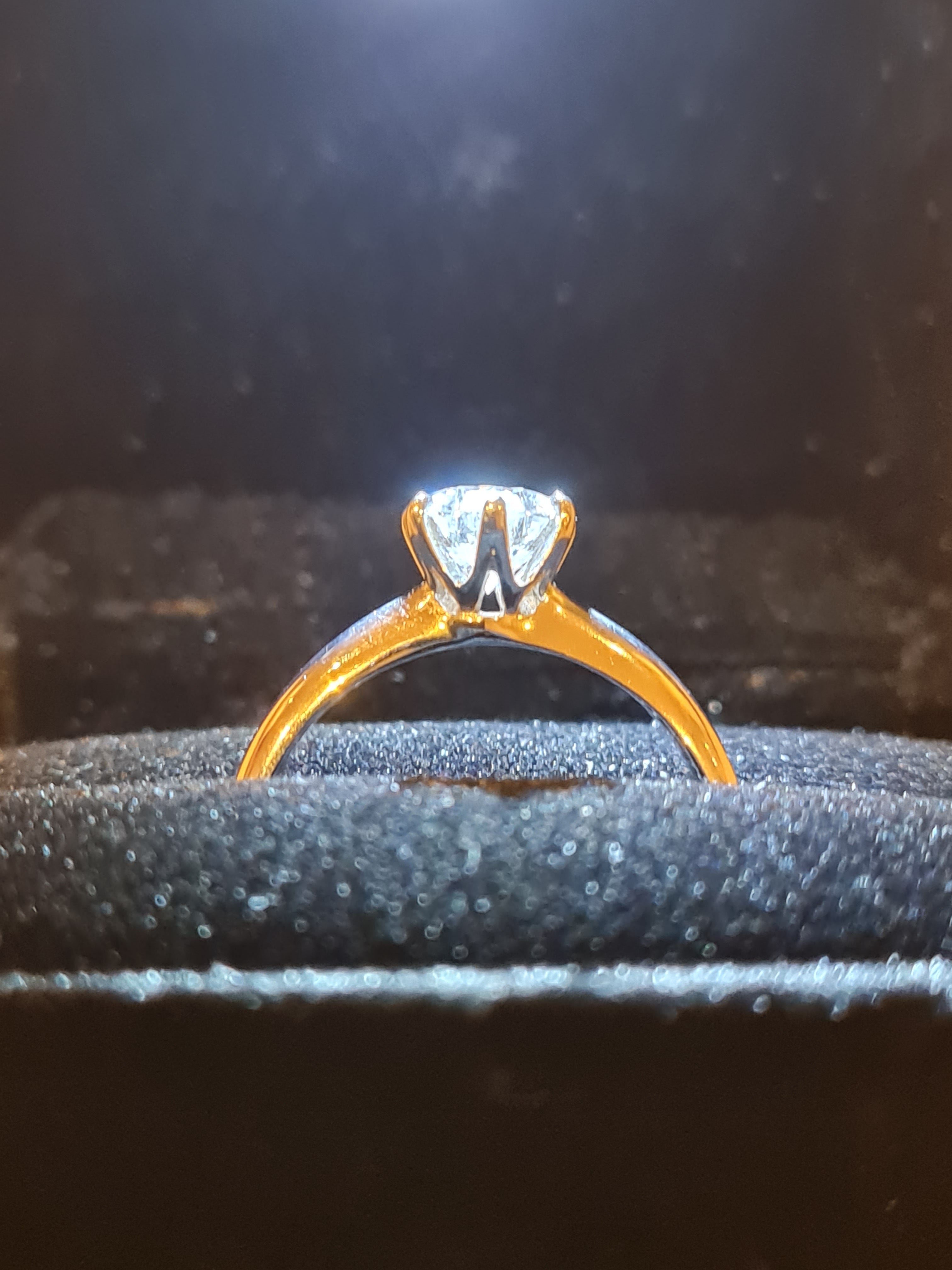 Beautiful 3.00 Carat, Lab Grown Diamond VVS1, Excellent Quality, colour Grade D, Round brilliant shape, cut grade: Ideal Cut, set in a sterling silver ring 925, with IGI certificate.