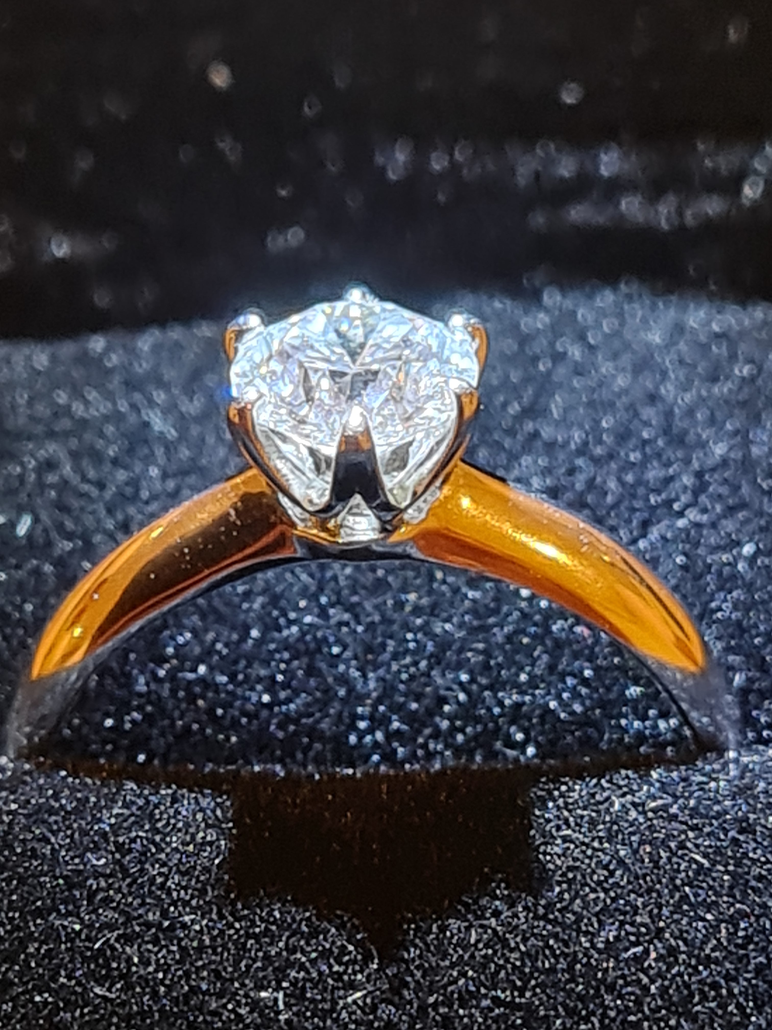 Stunning 1.05 Carat, Lab Grown Diamond VVS1, Excellent Quality, colour Grade D, Round brilliant shape, cut grade: Ideal Cut, set in a sterling silver ring 925, with IGI certificate.