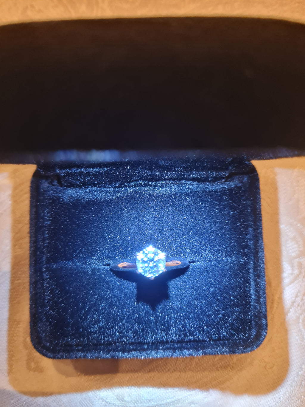 Stunning 1.05 Carat, Lab Grown Diamond VVS1, Excellent Quality, colour Grade D, Round brilliant shape, cut grade: Ideal Cut, set in a sterling silver ring 925, with IGI certificate.