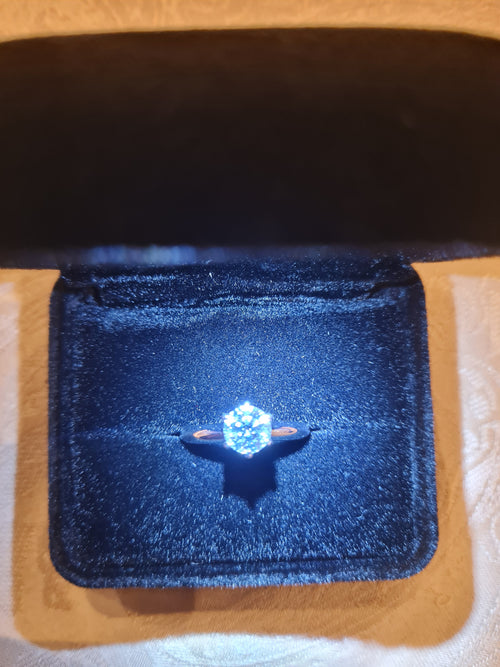 Stunning 1.05 Carat, Lab Grown Diamond VVS1, Excellent Quality, colour Grade D, Round brilliant shape, cut grade: Ideal Cut, set in a sterling silver ring 925, with IGI certificate.