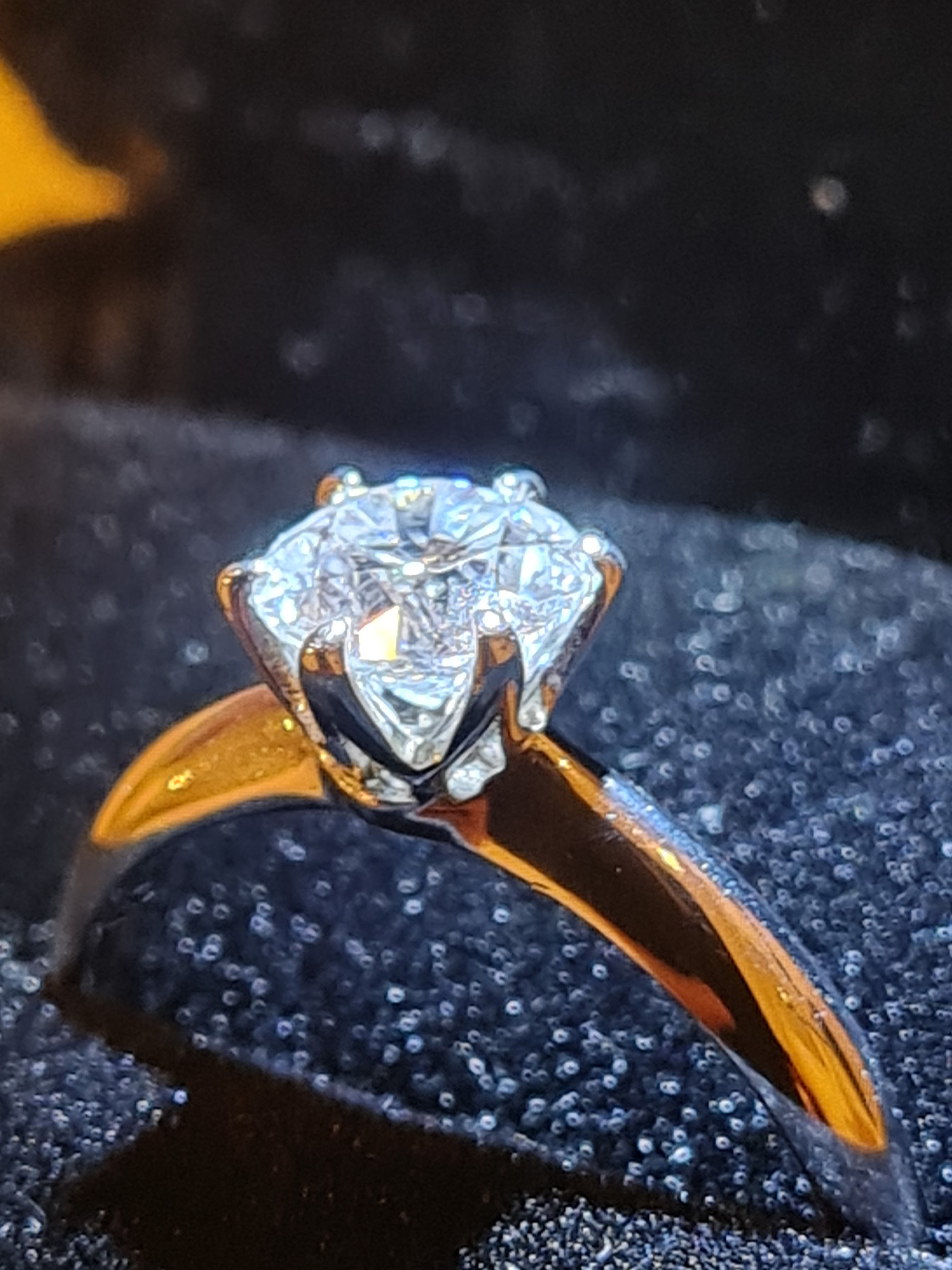 Stunning 1.05 Carat, Lab Grown Diamond VVS1, Excellent Quality, colour Grade D, Round brilliant shape, cut grade: Ideal Cut, set in a sterling silver ring 925, with IGI certificate.