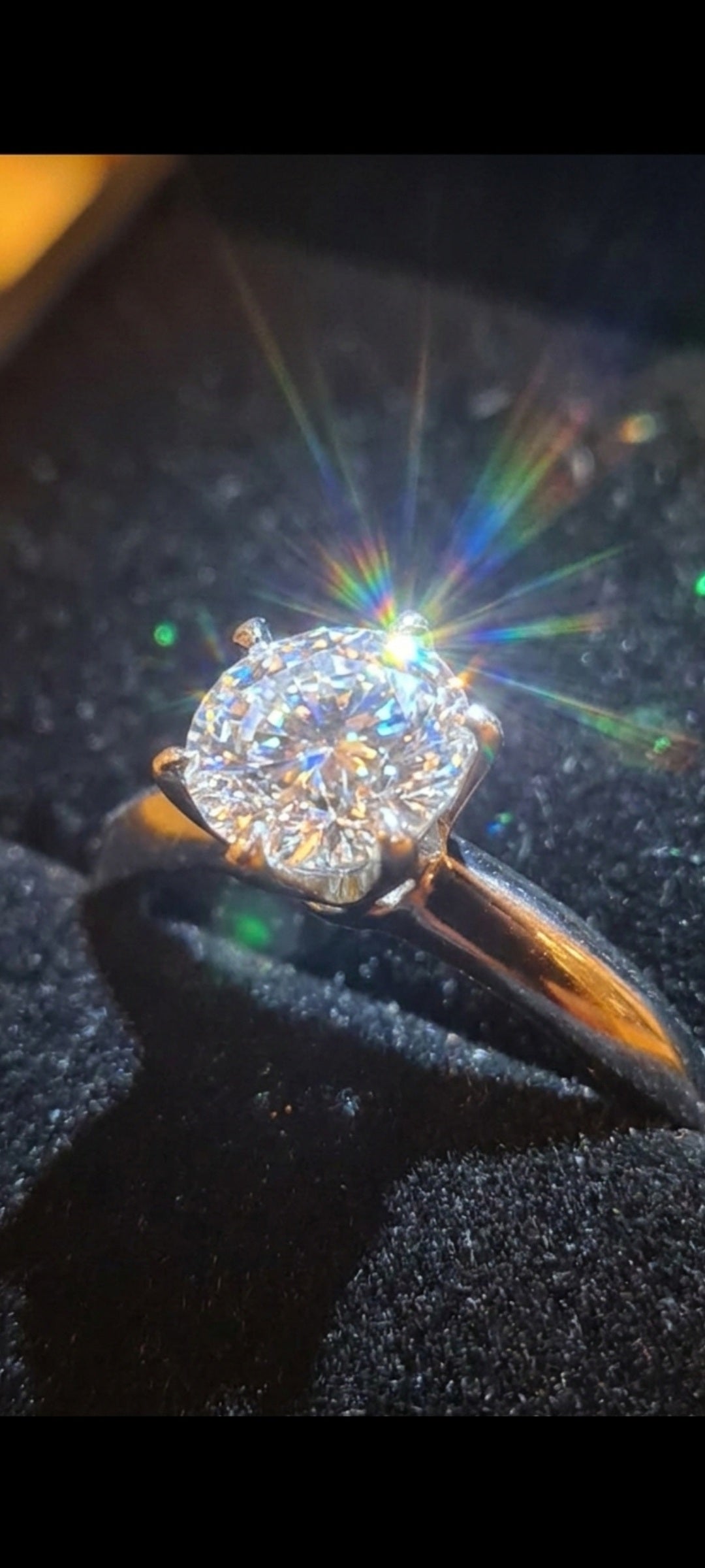 Beautiful 3.00 Carat, Lab Grown Diamond VVS1, Excellent Quality, colour Grade D, Round brilliant shape, cut grade: Ideal Cut, set in a sterling silver ring 925, with IGI certificate.